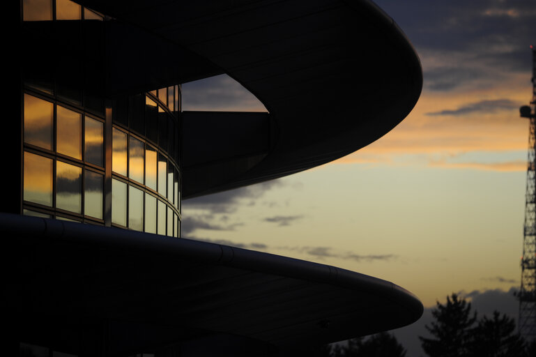 Valokuva 1: Illustration - Outside vue of the EP in Strasbourg, night falling