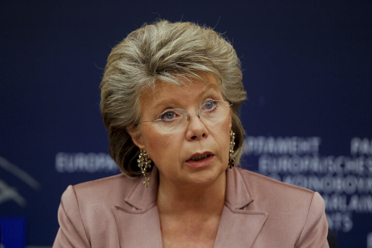 Fotografi 3: Press Conference  Communication on an EU anti drugs policy with Commissioner Viviane REDING