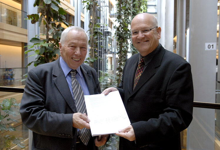 Fotografija 2: MEPs Glyn FORD and Marcin LIBICKI showing petition