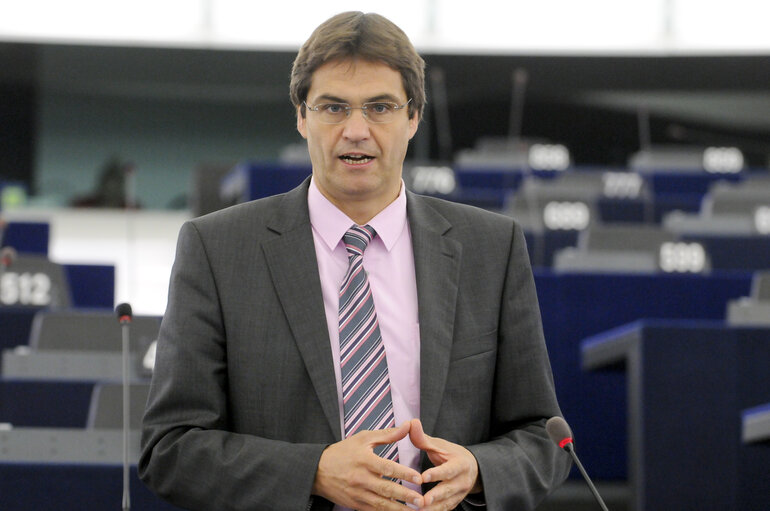 Foto 15: MEPs during the Plenary Session in Strasbourg - week 37  - EU position and commitment in advance of the UN high-level meeting on the prevention and control of non-communicable diseases