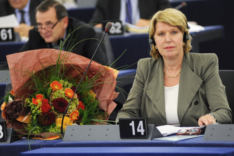 Photo 2: Corien WORTMANN-KOOL during votes in the hemicycle in Strasbourg, week 39