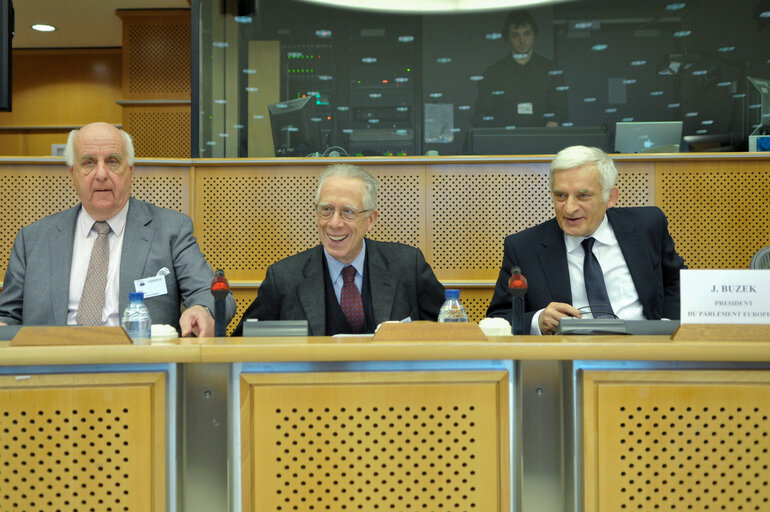 Fotografie 2: Presentation of the final report of the EU-US task Force.