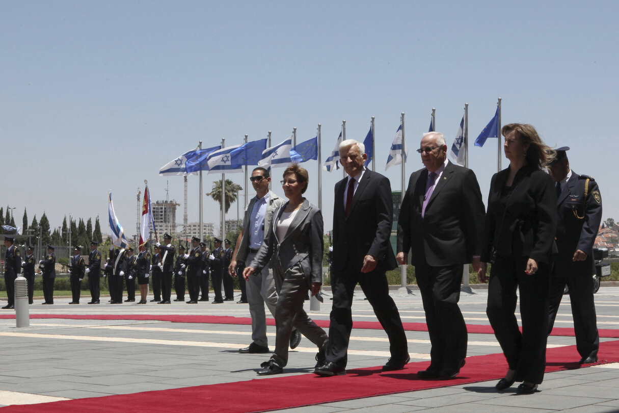 EP President and Israeli Knesset Speaker review an honor guard during a welcoming ceremony at the Israeli Parliament in Jerusalem.