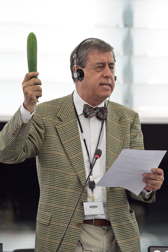 Francisco SOSA WAGNER holding a cucumber in Plenary Session in Strasbourg