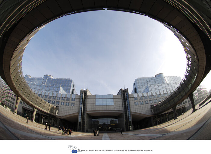 Billede 2: European Parliament building in Brussels.