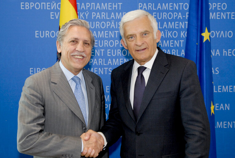 Foto 6: Signature LEX Président du Parlement Européen Jerzy BUZEK et du Secrétaire d'Etat Espagnol des Affaires Européennes Diego LOPEZ GARRIDO