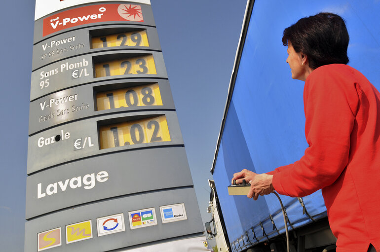 Fotografija 3: Illustration picture, petrol distribution station