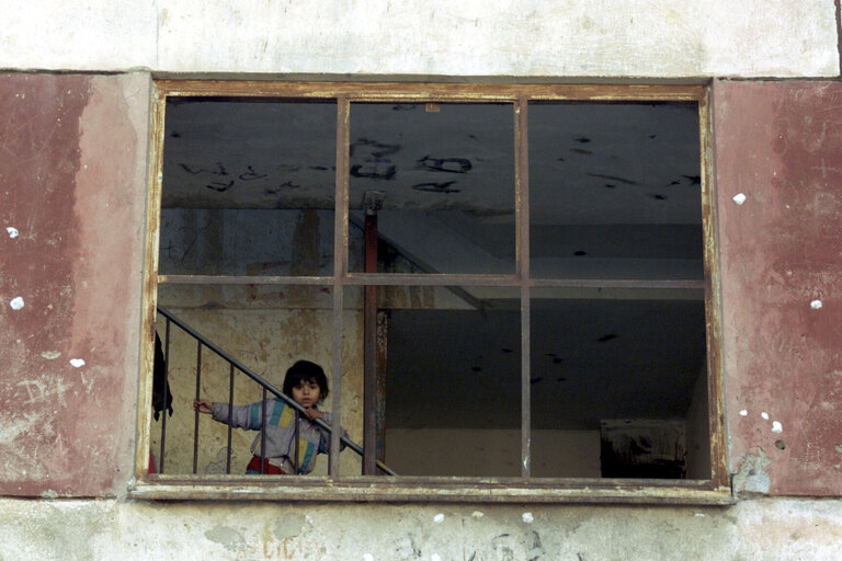 Снимка 1: Child in the Lunik 9 Rom neighbourhood in Kosice, Slovakia.