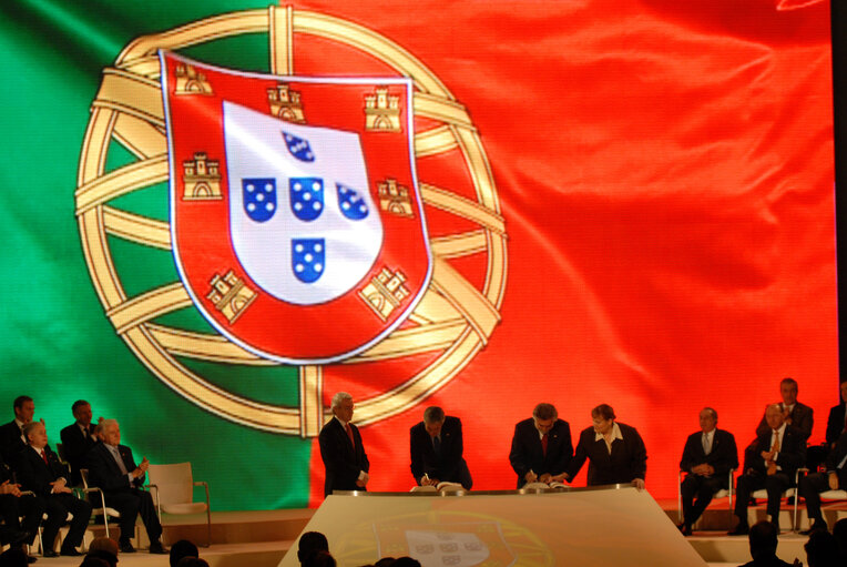 Foto 1: Signature of the Lisbon Treaty - signature by Portugal with José Sócrates Carvalho Pinto de Sousa, Portuguese Prime Minister, on the left, and Luis Amado, Portuguese Minister for Foreign Affairs