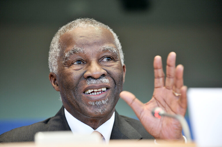 Fotografie 22: Commission des affaires étrangères   Échange de vues avec l'ancien Président de l'Afrique du Sud, Thabo  MBEKI, sur les prochaines élections au Soudan    Committee on Foreign Affairs  Exchange of views with Thabo MBEKI, former President of South Africa, on the forthcoming elections in Sudan