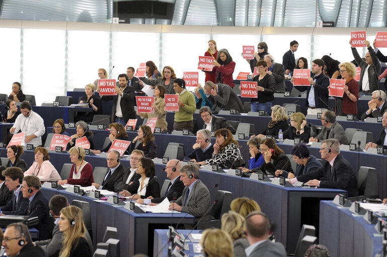 Action GUE/NGL in Plenary chamber