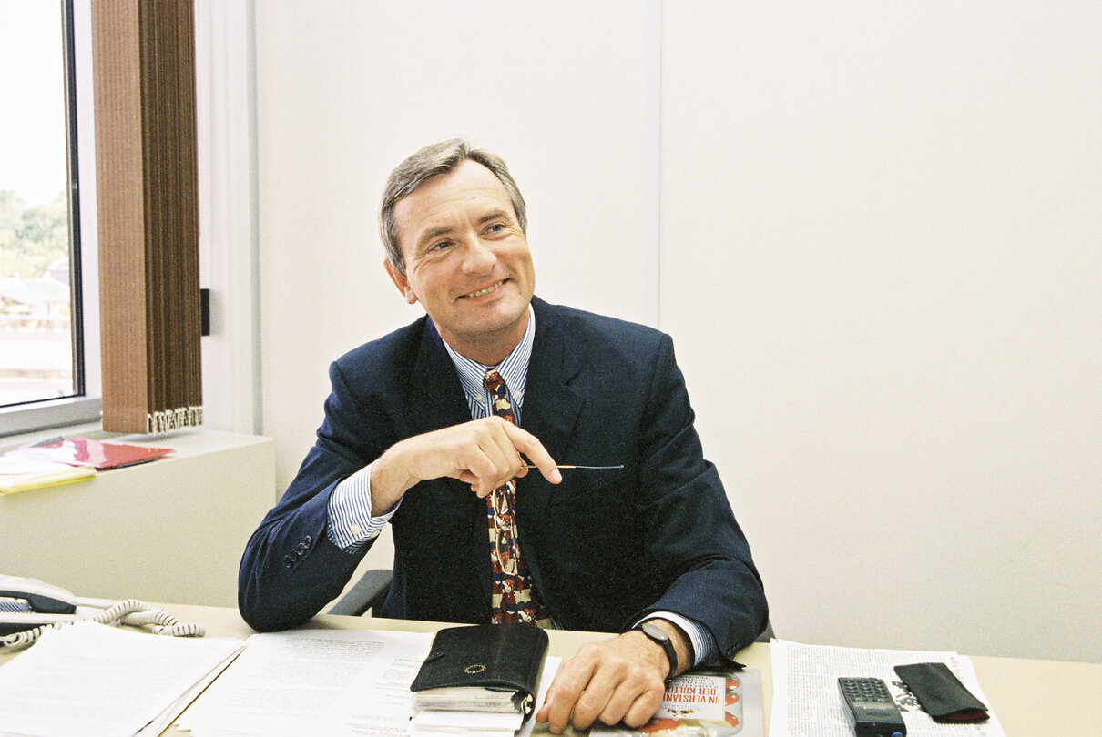 Photo portrait of Mr.Harald  ETTL at his office in Strasbourg