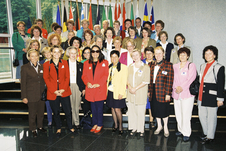 Foto 1: Nana MOUSKOURI, Renate Charlotte HEINISCH with a visitors group