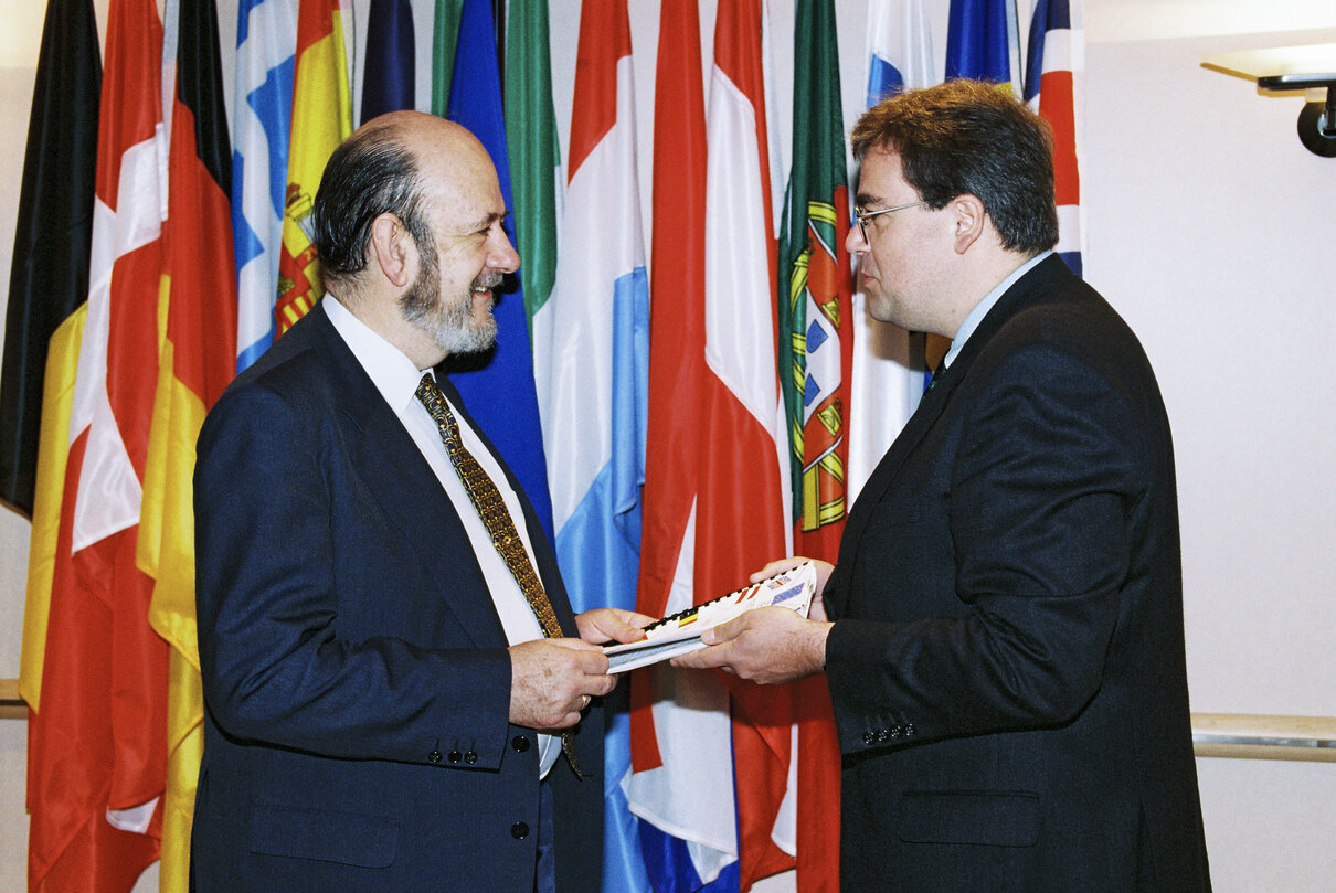 MEP Clive NEEDLE hands over letters from children of West Norfolk to EP President