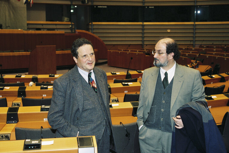 Foto 1: Meps Jean-Pierre COT and Salman RUSHDIE in the plenary room in Brussels