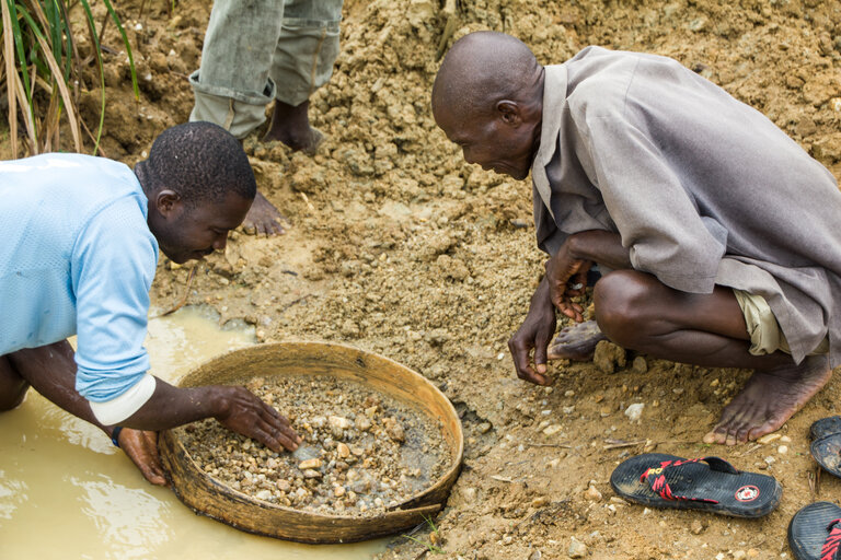 Foto 1: Miners in Africa looking for minerals