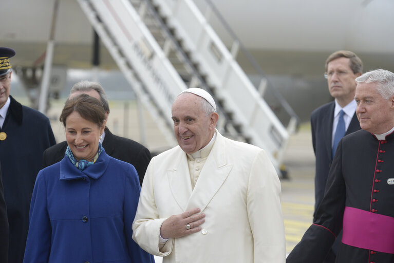 Fotografi 1: Official visit of His Holiness - Pope FRANCIS to the European Parliament in Strasbourg  Arrival at the Entzheim Airport