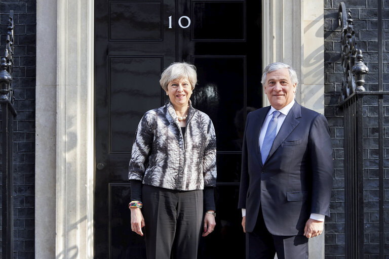 Valokuva 4: Visit of the President of the European Parliament to London - Antonio TAJANI - EP President meets with Teresa MAY - Prime Minister of the United Kingdom at 10 Downing street