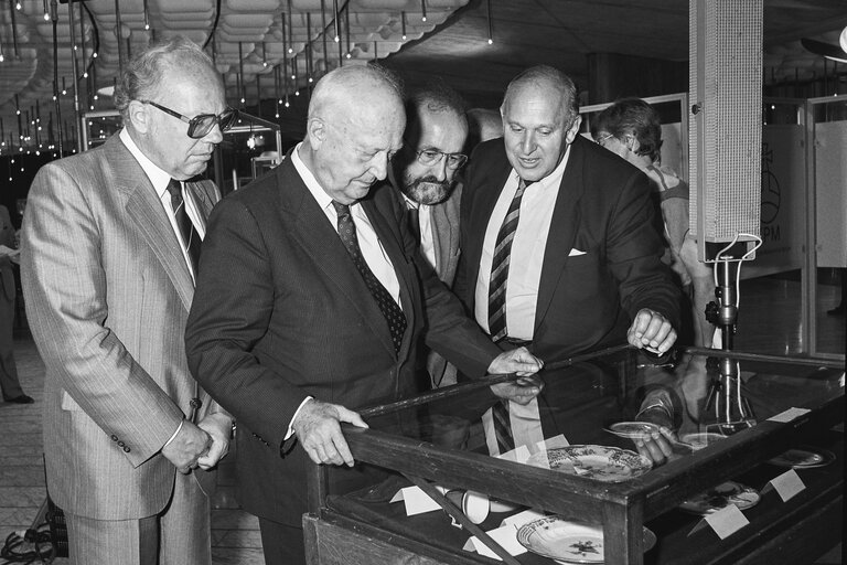 Foto 1: EP President opens an exhibition of ceramics from Berlin at the EP in Strasbourg in July 1986