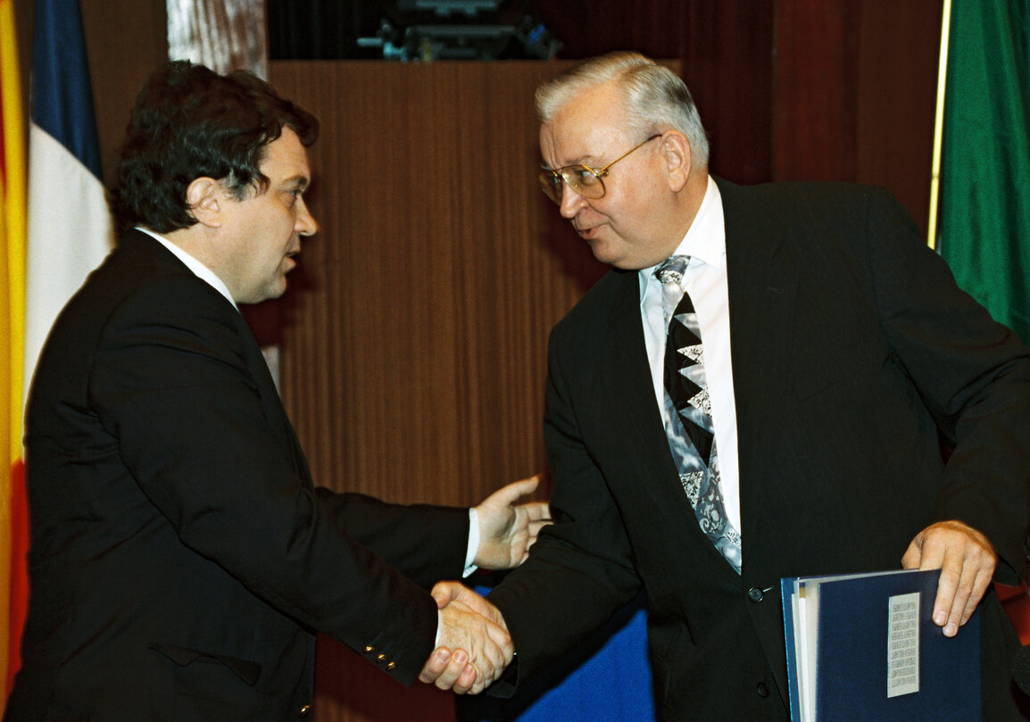 The 1993 Sakharov Prize is awarded to Oslobodenje Sarajevo represented by Zlatko DIZDAREVIC