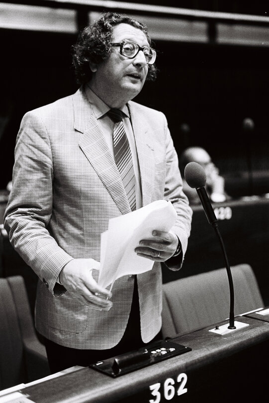 Gérard ISRAEL in Plenary session in Strasbourg in June 1982.