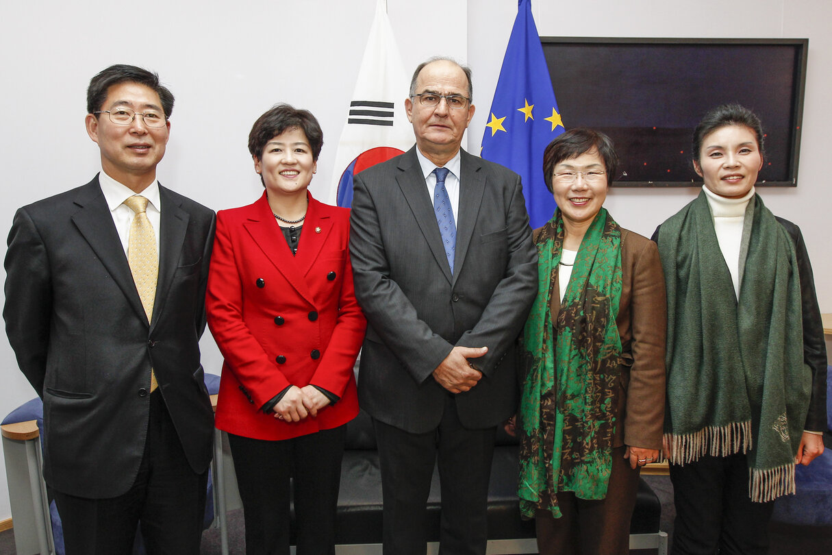 Georgios PAPASTAMKOS meets with a delegation of South Korea.