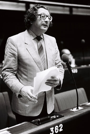 Photo 1: Gérard ISRAEL in Plenary session in Strasbourg in June 1982.