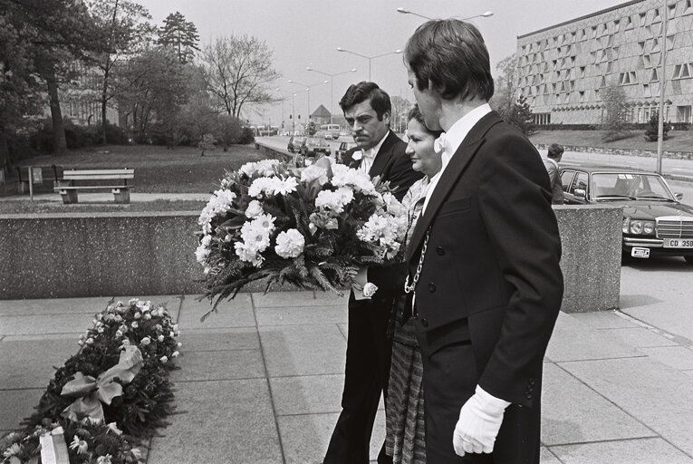 Simone VEIL, EP President in 1979 laying a wreath at schuman Memorial