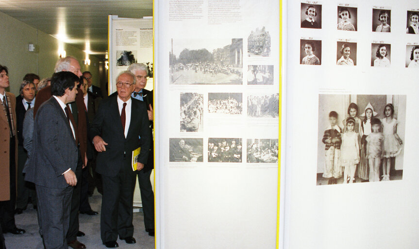 Fotografie 1: Yitzhak RABIN, Prime Minister of the State of Israel, visiting an exhibition