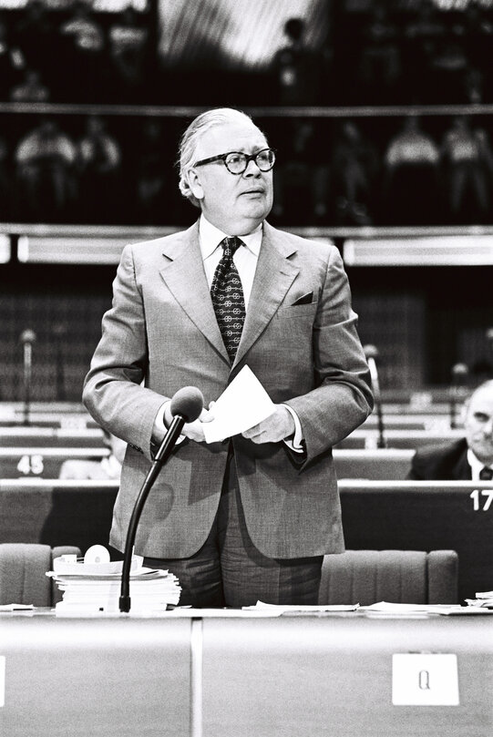 The delegue Geoffrey RIPPON during a session in June 1977.