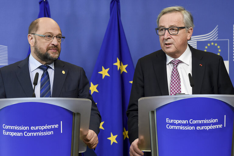 Valokuva 6: Jean-Claude Juncker, President of the EC, and Martin Schulz, President of the EP, give a joint press point ahead of the Brussels European Council, 18-19/02/16