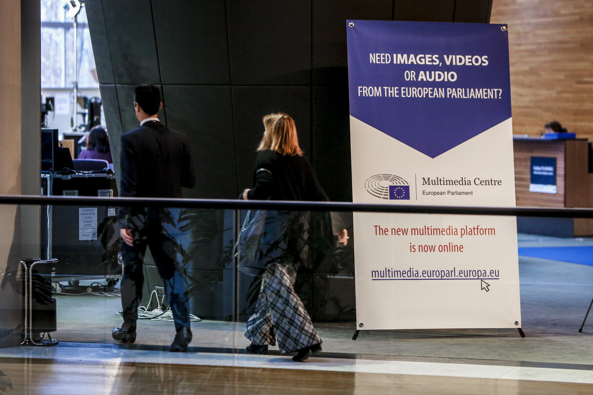 Promotion campaign launched for the new multimedia centre of the European Parliament : kakemono, rollup tools.