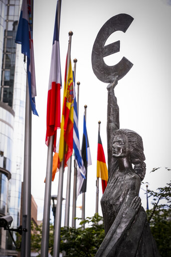 Fotografija 1: Europa Goddess statue between the ASP and the PHS buildings in Brussels