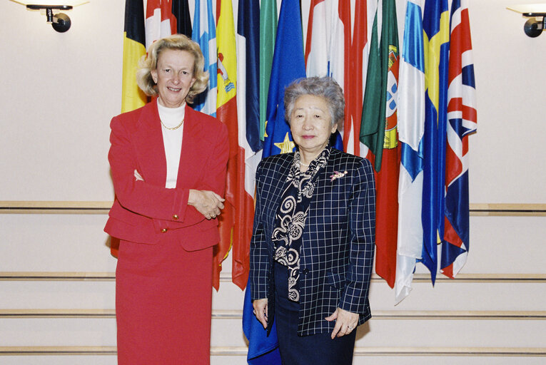 Fotografie 1: Nicole FONTAINE EP President, meets Sagato OGATA, UN High Commissioner for Refugees, in Brussels on October 20, 1999.