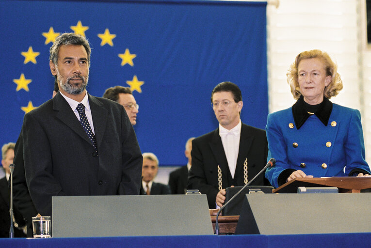 Foto 3: Sakharov Prize 1999: Nicole FONTAINE - EP President awards Sakharov's winner Jose Alexandre Xanana GUSMAO