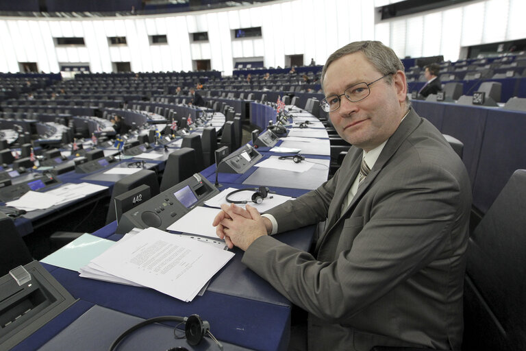 Valokuva 5: Gilles LEBRETON in plenary week 7 2015 in Strasbourg