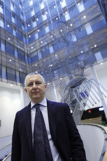 Foto 15: MEP Massimo PAOLUCCI at the European Parliament in Brussels