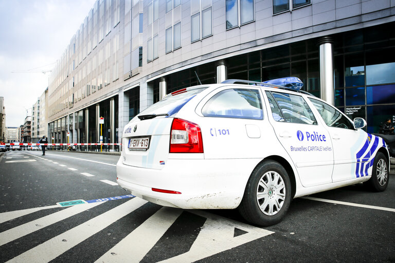 Foto 5: Deployment of police forces following the Bomb alert in EP building in Brussels