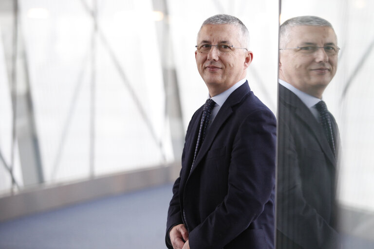 Foto 25: MEP Massimo PAOLUCCI at the European Parliament in Brussels