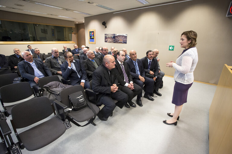 Foto 4: MEP meets with group of farmers