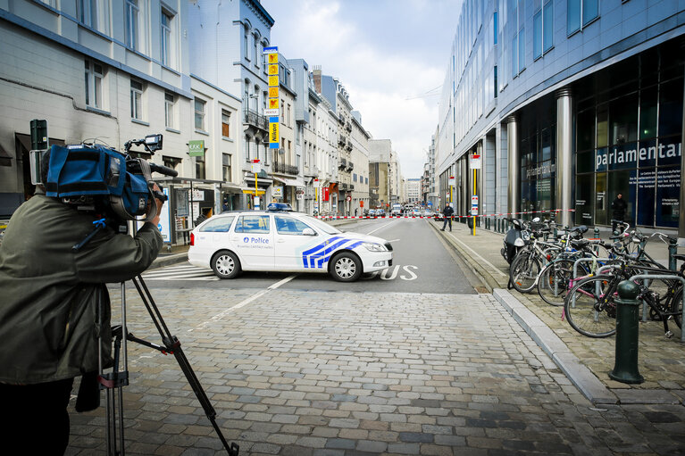 Foto 6: Deployment of police forces following the Bomb alert in EP building in Brussels