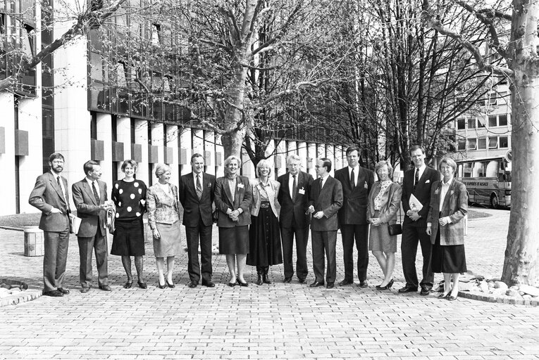 Zdjęcie 1: Dutch MEPs with guests in Strasbourg in April 1990