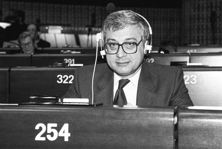 Photo 8: MEP Nereo LARONI during a plenary session in Strasbourg in April 1990.