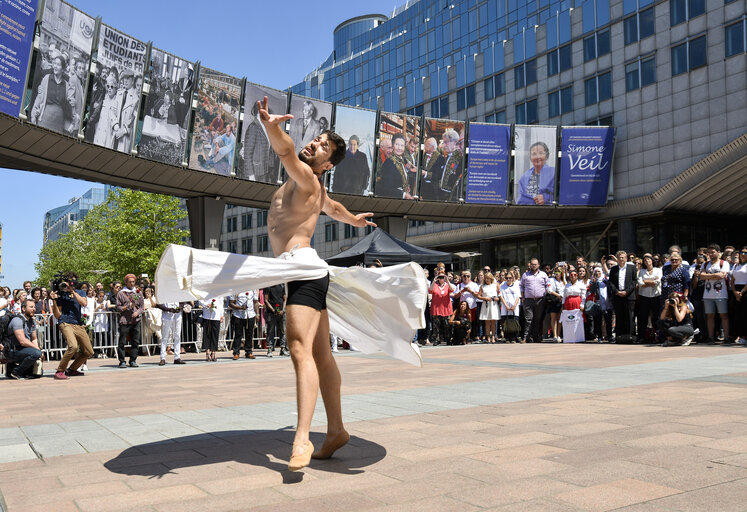 Fotografija 20: Outdoor ballet performance by Syrian dancer Ahmad Joudeh celebrating the United Nations World Refugee Day