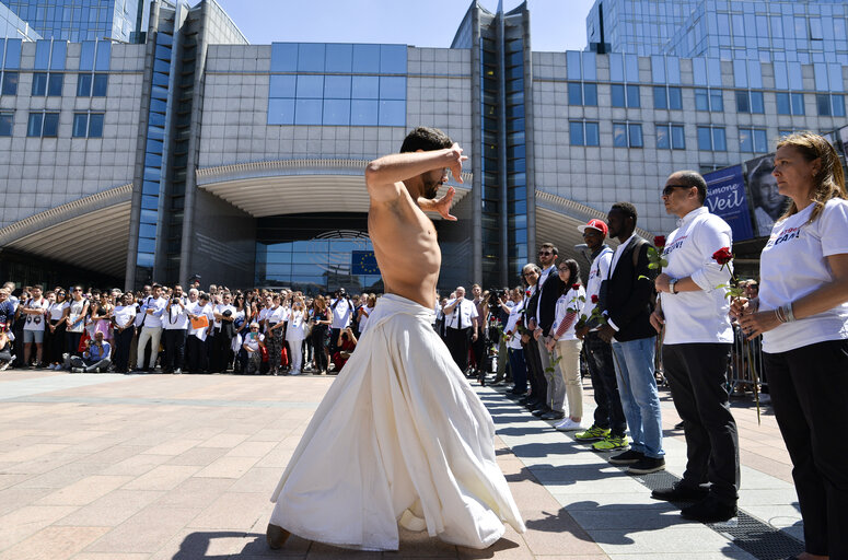 Fotografija 23: Outdoor ballet performance by Syrian dancer Ahmad Joudeh celebrating the United Nations World Refugee Day