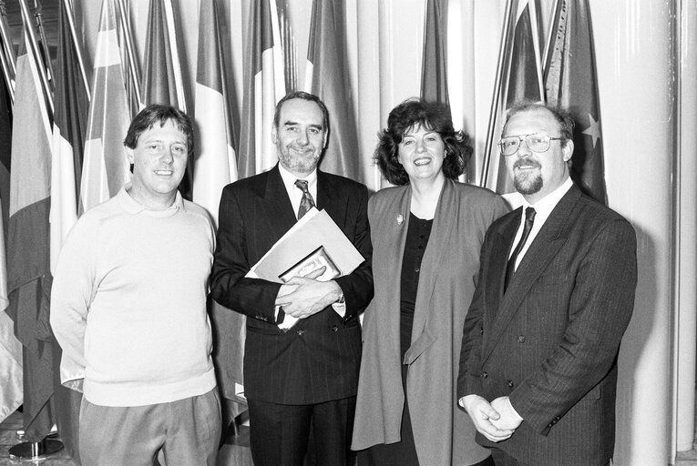 Fotografija 12: MEPs Brian SIMPSON, Christine CRAWLEY and David Robert BOWE meet with guest at the European Parliament in Strasbourg