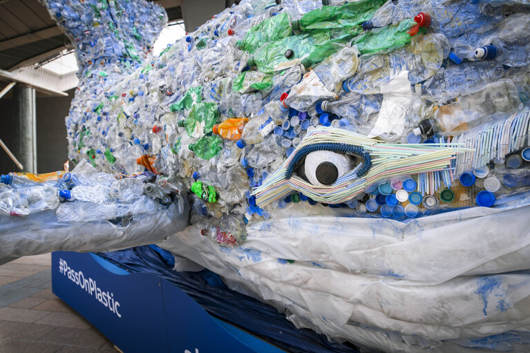 Photo 2: Giant Whale made of recycled plastic bottles, from the #PassOnPlastic Pledge, on the esplanade in front of the EP in Brussels.