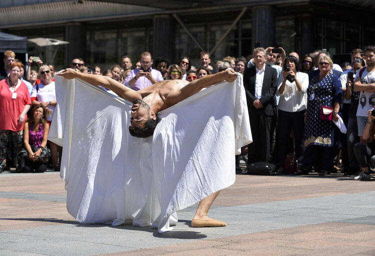 Fotografija 17: Outdoor ballet performance by Syrian dancer Ahmad Joudeh celebrating the United Nations World Refugee Day