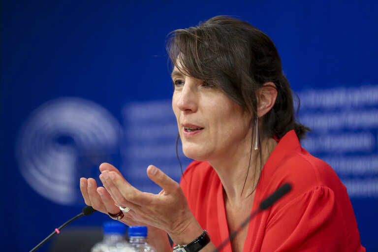 Fotografie 7: EP Press conference Adoption of the report on the Euro-Road Charging Directive