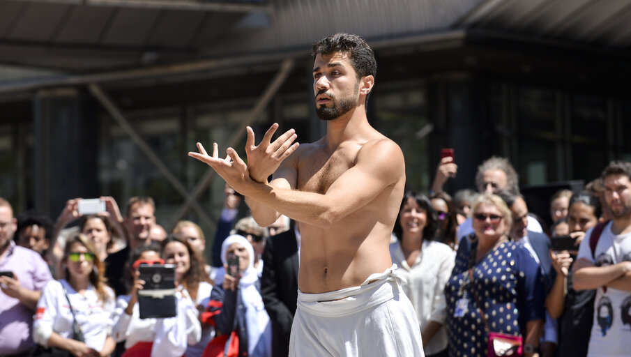 Foto 26: Outdoor ballet performance by Syrian dancer Ahmad Joudeh celebrating the United Nations World Refugee Day